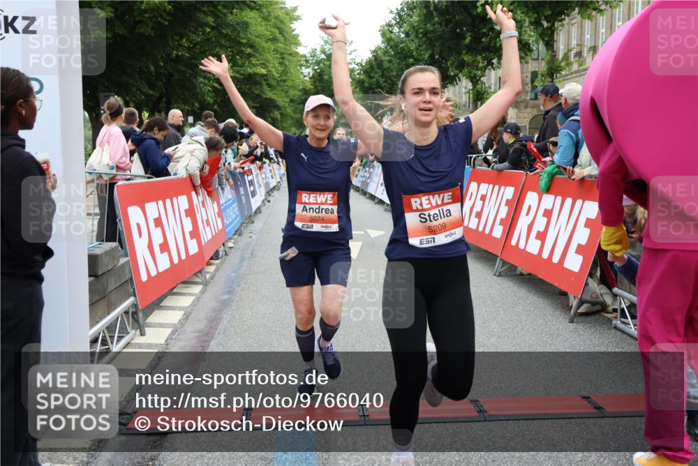 14.06.2026 - REWE Women's Run Strokosch-Dieckow http://msf.ph/oto/9766040 14.06.2026 10:57:03 Ziel 5021, 5074, 5209, 5571, 5583, 5964, 6053 meine-sportfotos.de