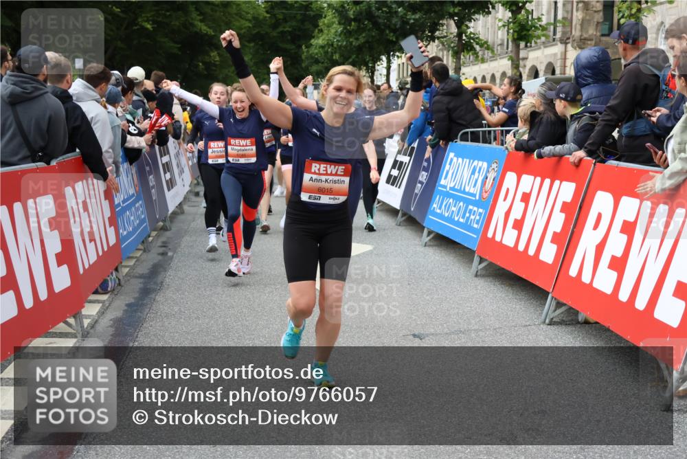 14.06.2026 - REWE Women's Run Strokosch-Dieckow http://msf.ph/oto/9766057 14.06.2026 11:01:52 Ziel 5052, 5053, 5056, 5059, 5110, 5112, 5196, 5330, 5360, 5445, 5720, 5721, 5907, 5921, 6008, 6015, 6045 meine-sportfotos.de