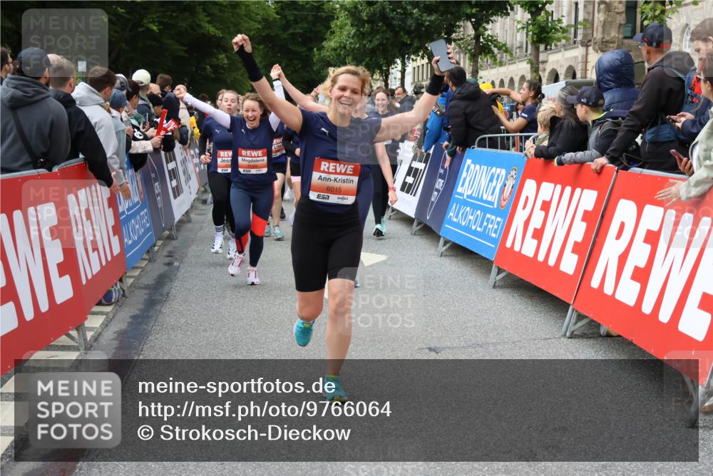 14.06.2026 - REWE Women's Run Strokosch-Dieckow http://msf.ph/oto/9766064 14.06.2026 11:01:52 Ziel 5052, 5053, 5056, 5059, 5110, 5112, 5196, 5330, 5360, 5445, 5720, 5721, 5907, 5921, 6008, 6015, 6045 meine-sportfotos.de
