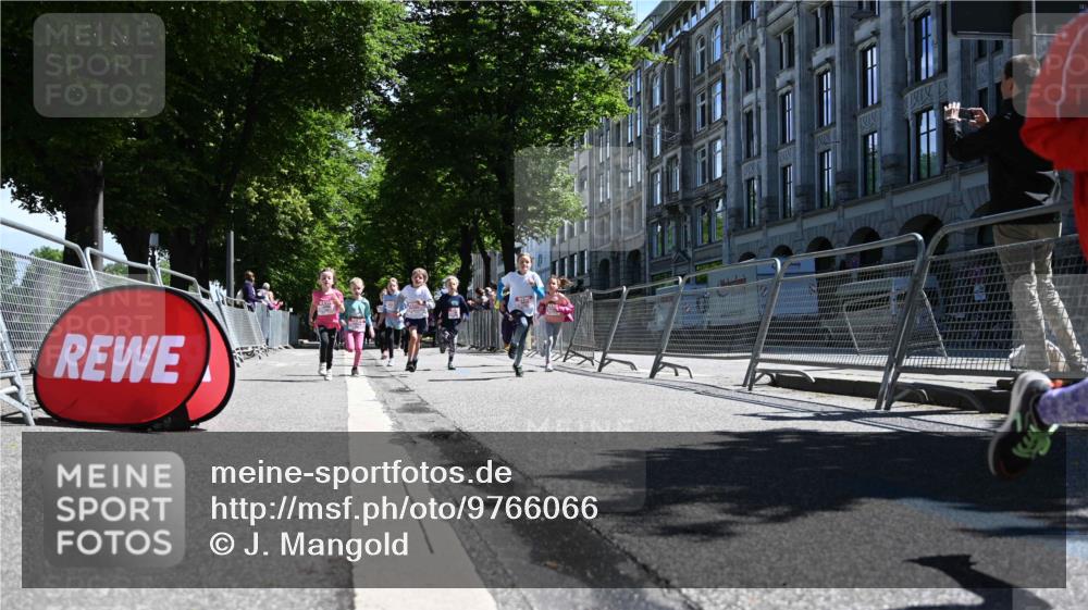 14.06.2026 - REWE Women's Run J. Mangold http://msf.ph/oto/9766066 14.06.2026 11:37:14 Ziel 101, 104, 111, 112, 131, 132, 141, 164, 165, 172, 173, 176, 179, 248, 264, 334, 336, 339, 344, 358 meine-sportfotos.de