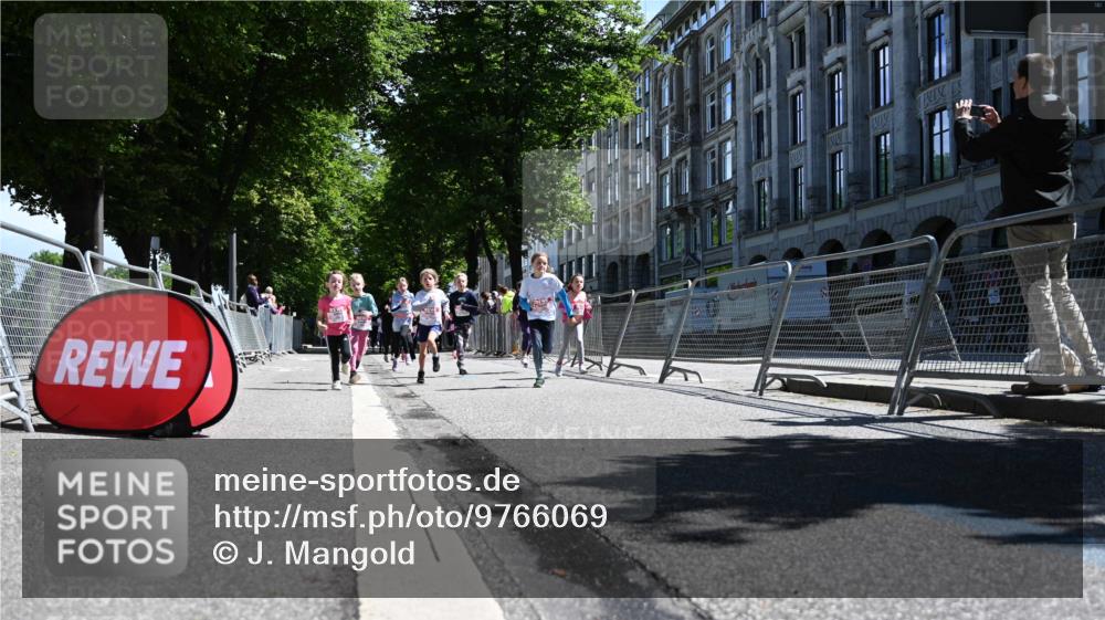 14.06.2026 - REWE Women's Run J. Mangold http://msf.ph/oto/9766069 14.06.2026 11:37:14 Ziel 101, 104, 111, 112, 131, 132, 141, 164, 165, 172, 173, 176, 179, 248, 264, 334, 336, 339, 344, 358 meine-sportfotos.de