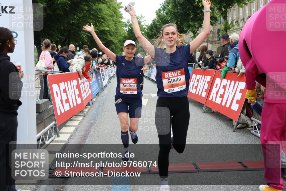 14.06.2026 - REWE Women's Run Strokosch-Dieckow http://msf.ph/oto/9766074 14.06.2026 10:57:03 Ziel 5021, 5074, 5209, 5571, 5583, 5964, 6053 meine-sportfotos.de