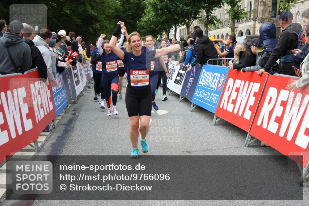 14.06.2026 - REWE Women's Run Strokosch-Dieckow http://msf.ph/oto/9766096 14.06.2026 11:01:52 Ziel 5052, 5053, 5056, 5059, 5110, 5112, 5196, 5330, 5360, 5445, 5720, 5721, 5907, 5921, 6008, 6015, 6045 meine-sportfotos.de