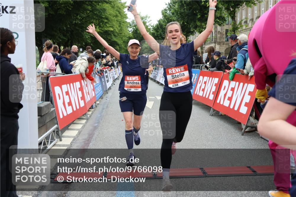 14.06.2026 - REWE Women's Run Strokosch-Dieckow http://msf.ph/oto/9766098 14.06.2026 10:57:03 Ziel 5021, 5074, 5209, 5571, 5583, 5964, 6053 meine-sportfotos.de