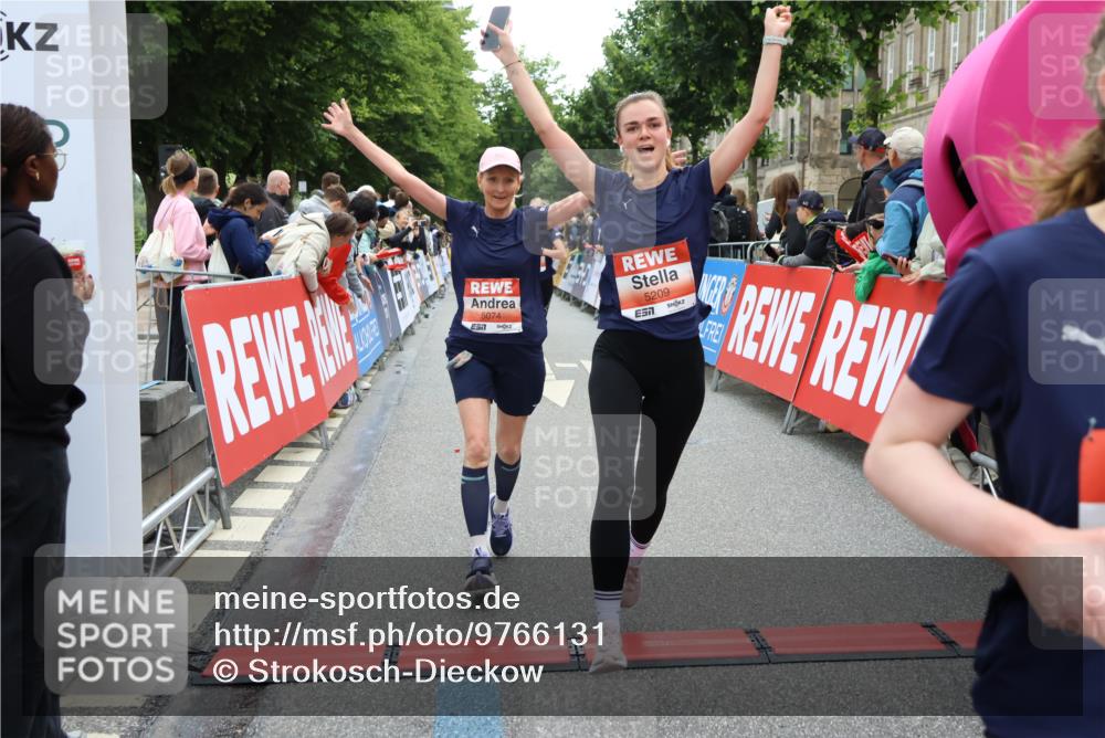 14.06.2026 - REWE Women's Run Strokosch-Dieckow http://msf.ph/oto/9766131 14.06.2026 10:57:03 Ziel 5021, 5074, 5209, 5571, 5583, 5964, 6053 meine-sportfotos.de