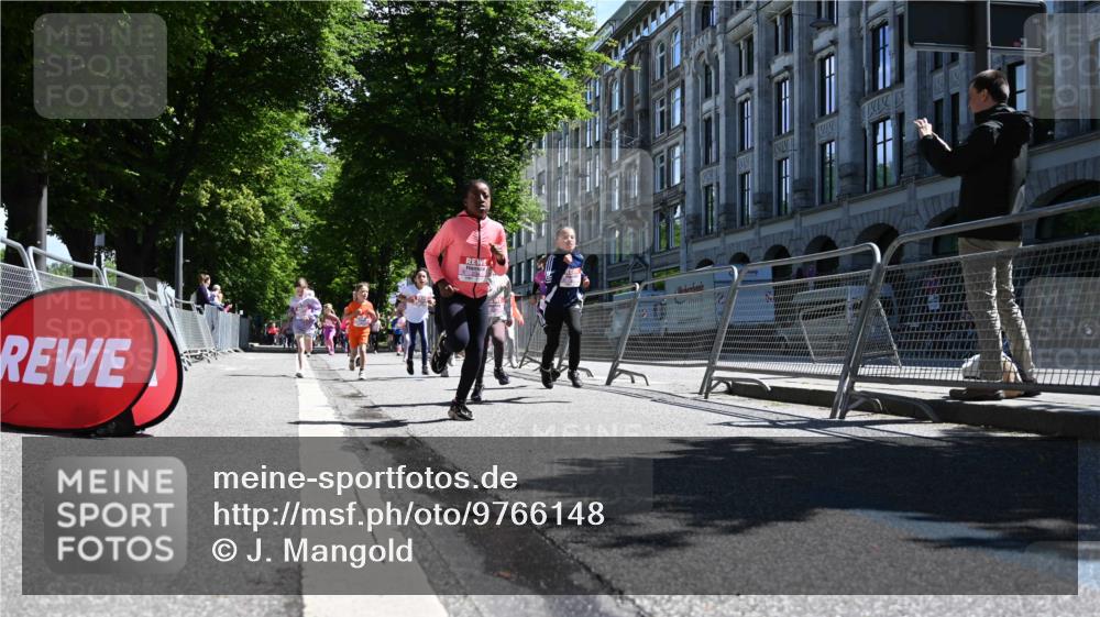 14.06.2026 - REWE Women's Run J. Mangold http://msf.ph/oto/9766148 14.06.2026 11:37:22 Ziel 101, 112, 119, 141, 156, 159, 164, 173, 179, 224, 225, 234, 248, 257, 269, 292, 311, 322, 323, 334, 339, 340, 351 meine-sportfotos.de