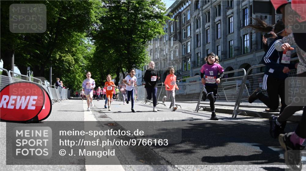 14.06.2026 - REWE Women's Run J. Mangold http://msf.ph/oto/9766163 14.06.2026 11:37:23 Ziel 119, 141, 154, 156, 159, 173, 179, 224, 225, 234, 248, 257, 269, 292, 311, 322, 323, 339, 340, 342, 343, 351 meine-sportfotos.de