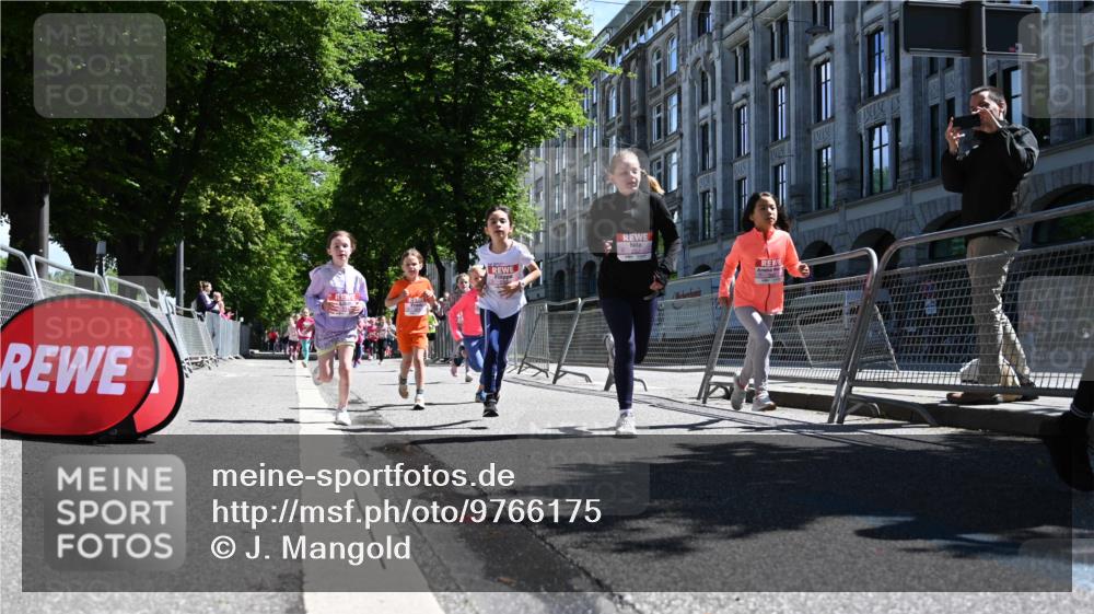14.06.2026 - REWE Women's Run J. Mangold http://msf.ph/oto/9766175 14.06.2026 11:37:24 Ziel 119, 154, 156, 159, 206, 224, 225, 234, 248, 257, 269, 292, 311, 322, 323, 340, 342, 343, 351, 361, 362 meine-sportfotos.de