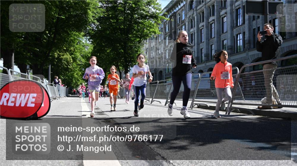 14.06.2026 - REWE Women's Run J. Mangold http://msf.ph/oto/9766177 14.06.2026 11:37:24 Ziel 119, 154, 156, 159, 206, 224, 225, 234, 248, 257, 269, 292, 311, 322, 323, 340, 342, 343, 351, 361, 362 meine-sportfotos.de