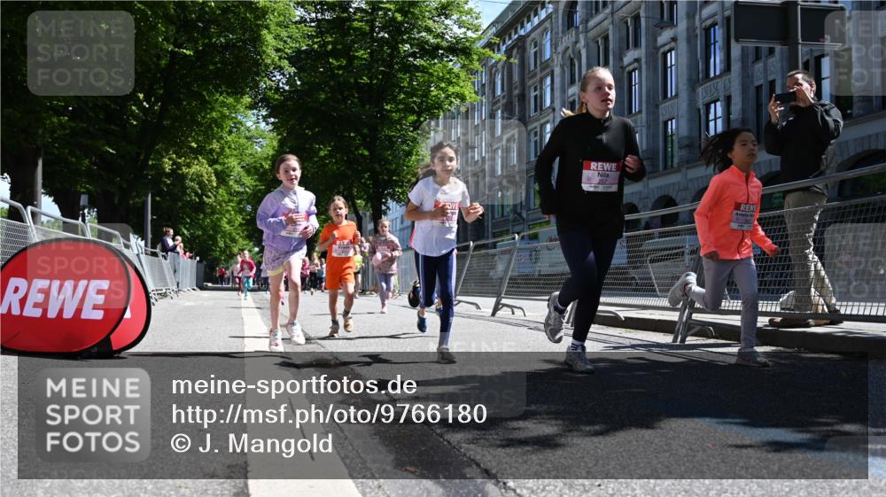 14.06.2026 - REWE Women's Run J. Mangold http://msf.ph/oto/9766180 14.06.2026 11:37:24 Ziel 119, 154, 156, 159, 206, 224, 225, 234, 248, 257, 269, 292, 311, 322, 323, 340, 342, 343, 351, 361, 362 meine-sportfotos.de