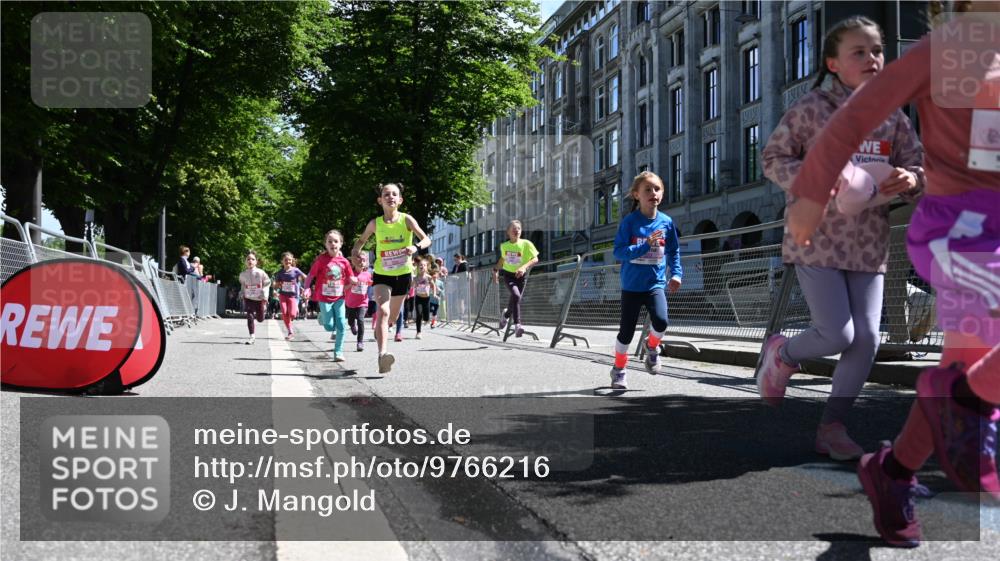 14.06.2026 - REWE Women's Run J. Mangold http://msf.ph/oto/9766216 14.06.2026 11:37:28 Ziel 119, 154, 156, 159, 188, 206, 215, 224, 225, 233, 247, 257, 276, 292, 298, 310, 311, 322, 335, 340, 342, 343, 348, 357, 361, 362, 365 meine-sportfotos.de