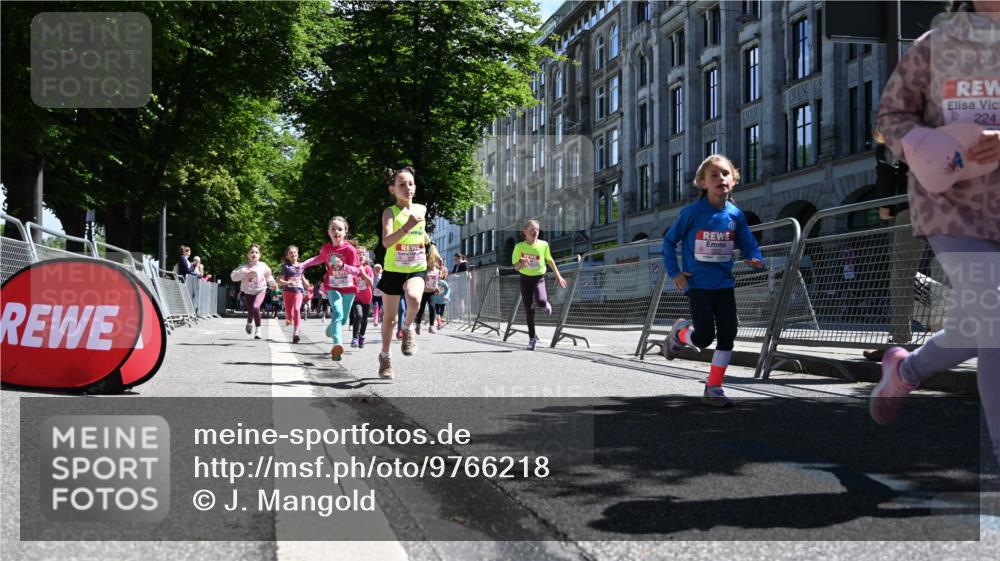 14.06.2026 - REWE Women's Run J. Mangold http://msf.ph/oto/9766218 14.06.2026 11:37:28 Ziel 119, 154, 156, 159, 188, 206, 215, 224, 225, 233, 247, 257, 276, 292, 298, 310, 311, 322, 335, 340, 342, 343, 348, 357, 361, 362, 365 meine-sportfotos.de