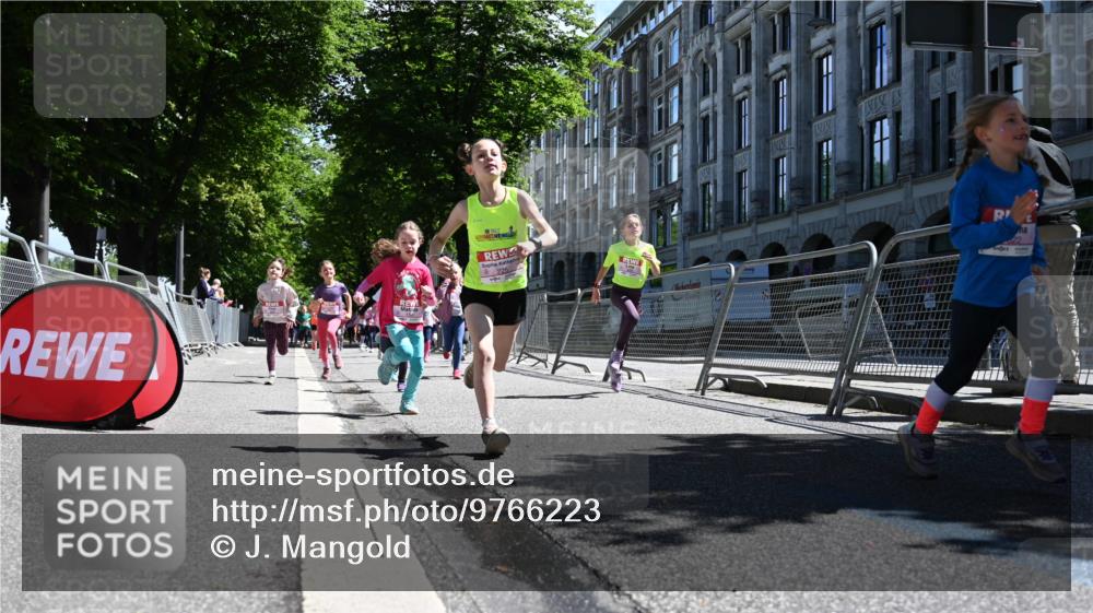 14.06.2026 - REWE Women's Run J. Mangold http://msf.ph/oto/9766223 14.06.2026 11:37:28 Ziel 119, 154, 156, 159, 188, 206, 215, 224, 225, 233, 247, 257, 276, 292, 298, 310, 311, 322, 335, 340, 342, 343, 348, 357, 361, 362, 365 meine-sportfotos.de