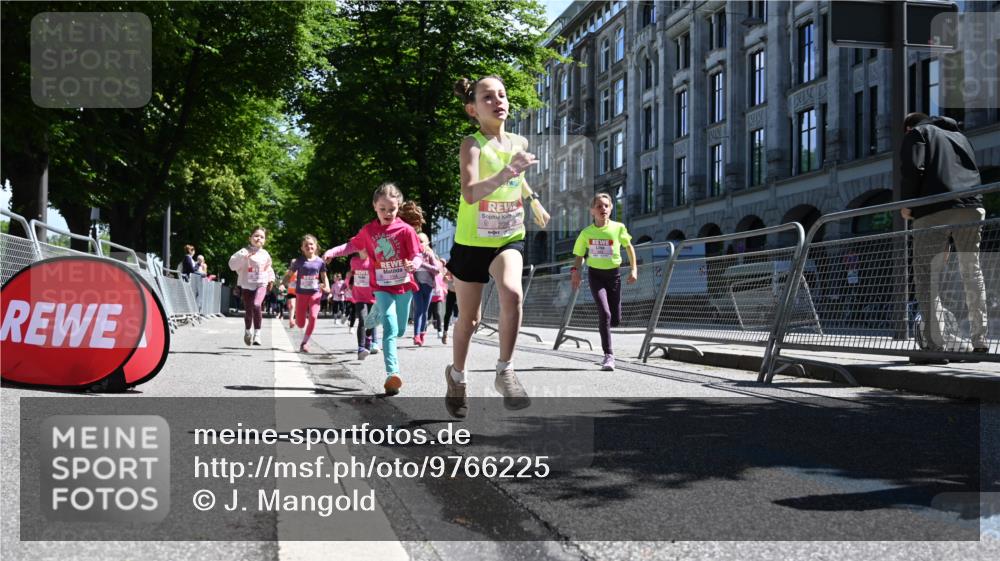 14.06.2026 - REWE Women's Run J. Mangold http://msf.ph/oto/9766225 14.06.2026 11:37:29 Ziel 119, 120, 154, 156, 159, 188, 206, 215, 224, 225, 233, 247, 276, 298, 310, 311, 322, 328, 335, 342, 343, 348, 357, 361, 362, 365 meine-sportfotos.de