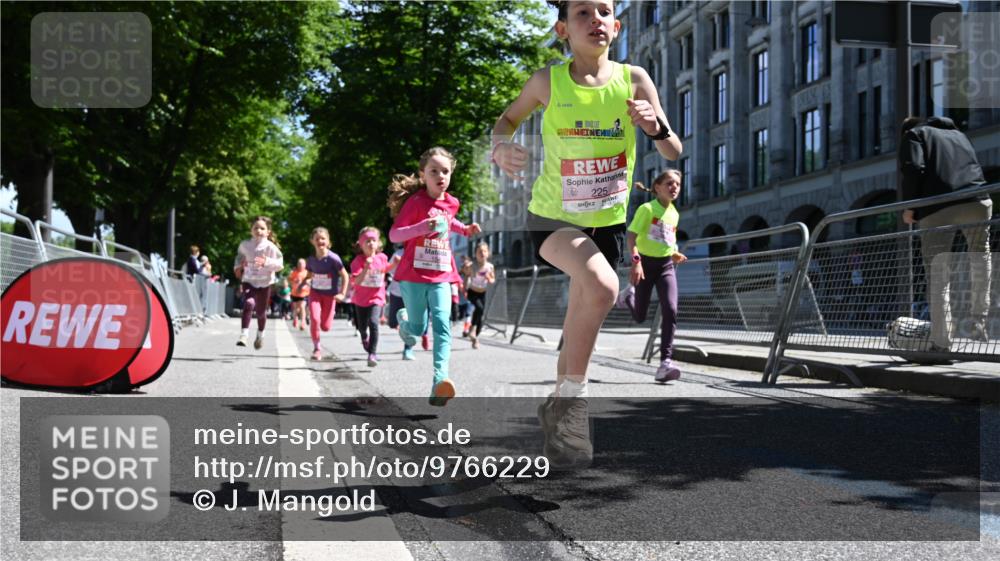 14.06.2026 - REWE Women's Run J. Mangold http://msf.ph/oto/9766229 14.06.2026 11:37:29 Ziel 119, 120, 154, 156, 159, 188, 206, 215, 224, 225, 233, 247, 276, 298, 310, 311, 322, 328, 335, 342, 343, 348, 357, 361, 362, 365 meine-sportfotos.de