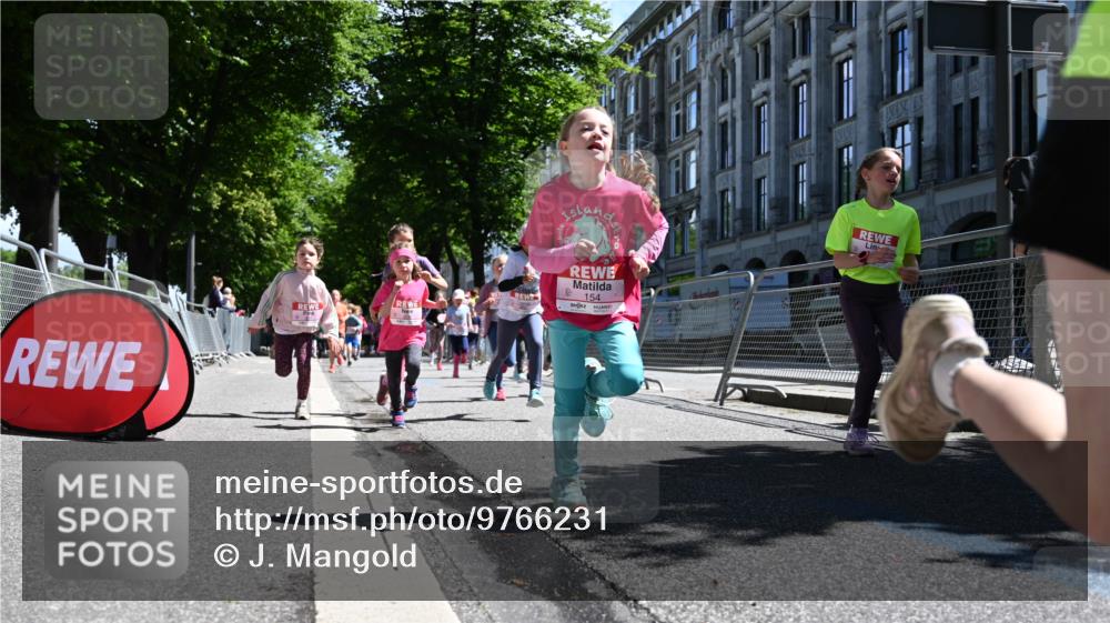 14.06.2026 - REWE Women's Run J. Mangold http://msf.ph/oto/9766231 14.06.2026 11:37:29 Ziel 119, 120, 154, 156, 159, 188, 206, 215, 224, 225, 233, 247, 276, 298, 310, 311, 322, 328, 335, 342, 343, 348, 357, 361, 362, 365 meine-sportfotos.de