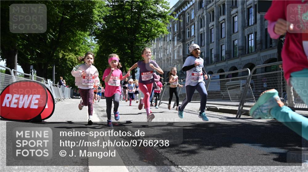 14.06.2026 - REWE Women's Run J. Mangold http://msf.ph/oto/9766238 14.06.2026 11:37:30 Ziel 120, 154, 159, 188, 206, 215, 224, 225, 233, 247, 276, 281, 289, 290, 298, 310, 311, 320, 322, 328, 335, 342, 343, 348, 357, 361, 362, 364, 365 meine-sportfotos.de