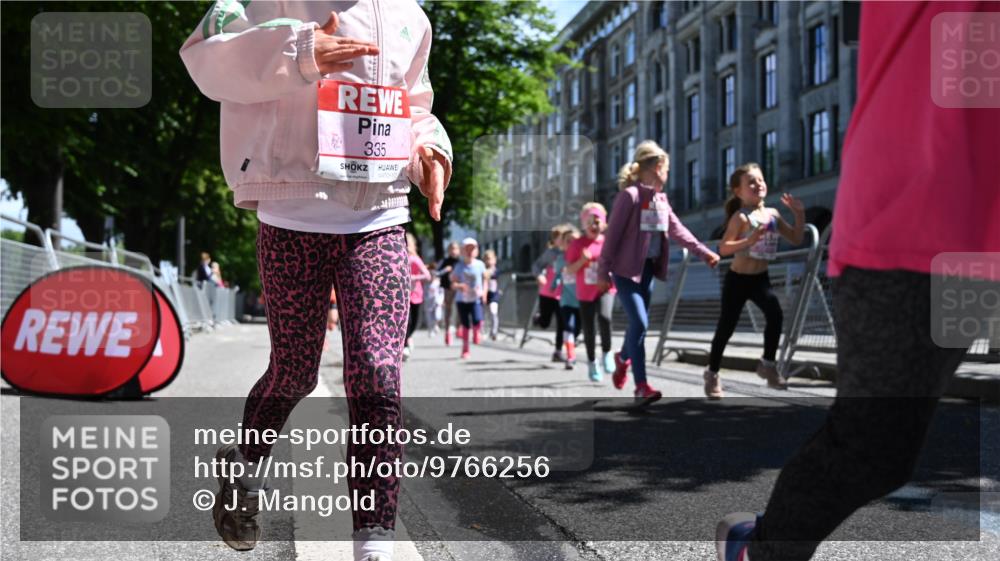 14.06.2026 - REWE Women's Run J. Mangold http://msf.ph/oto/9766256 14.06.2026 11:37:31 Ziel 120, 154, 159, 188, 198, 206, 215, 224, 225, 233, 247, 254, 276, 281, 289, 290, 298, 310, 320, 322, 326, 328, 335, 342, 343, 348, 357, 361, 362, 364, 365, 369 meine-sportfotos.de