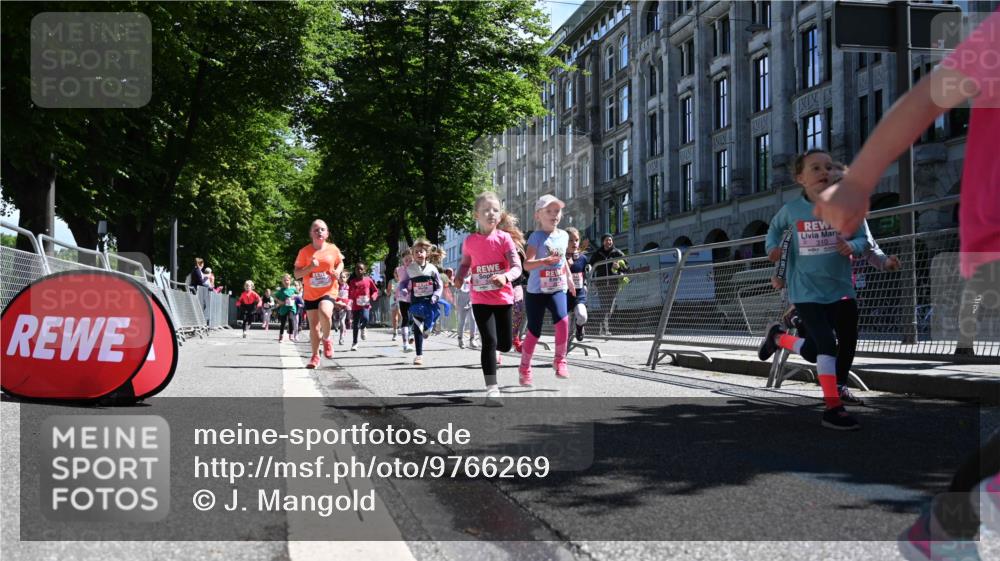 14.06.2026 - REWE Women's Run J. Mangold http://msf.ph/oto/9766269 14.06.2026 11:37:33 Ziel 114, 120, 154, 188, 198, 206, 215, 233, 247, 254, 272, 276, 281, 289, 290, 298, 310, 320, 326, 328, 331, 335, 342, 343, 348, 357, 361, 362, 364, 365, 369 meine-sportfotos.de