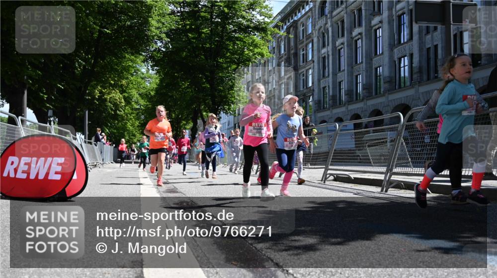 14.06.2026 - REWE Women's Run J. Mangold http://msf.ph/oto/9766271 14.06.2026 11:37:33 Ziel 114, 120, 154, 188, 198, 206, 215, 233, 247, 254, 272, 276, 281, 289, 290, 298, 310, 320, 326, 328, 331, 335, 342, 343, 348, 357, 361, 362, 364, 365, 369 meine-sportfotos.de