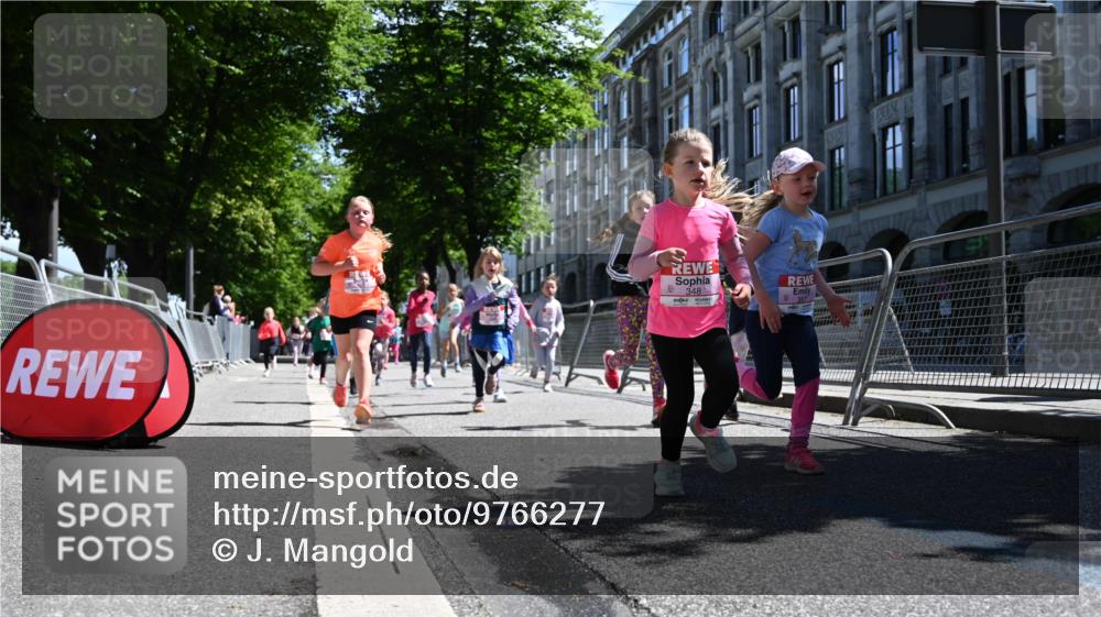 14.06.2026 - REWE Women's Run J. Mangold http://msf.ph/oto/9766277 14.06.2026 11:37:33 Ziel 114, 120, 154, 188, 198, 206, 215, 233, 247, 254, 272, 276, 281, 289, 290, 298, 310, 320, 326, 328, 331, 335, 342, 343, 348, 357, 361, 362, 364, 365, 369 meine-sportfotos.de
