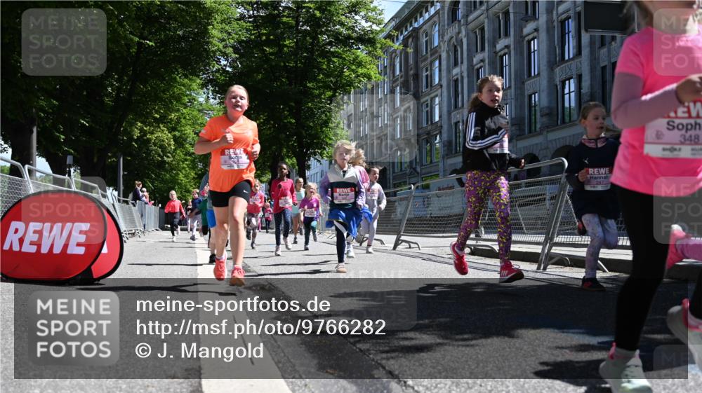 14.06.2026 - REWE Women's Run J. Mangold http://msf.ph/oto/9766282 14.06.2026 11:37:34 Ziel 114, 120, 188, 198, 206, 215, 233, 247, 254, 271, 272, 276, 281, 289, 290, 298, 310, 320, 325, 326, 328, 331, 335, 348, 357, 361, 362, 364, 365, 369 meine-sportfotos.de