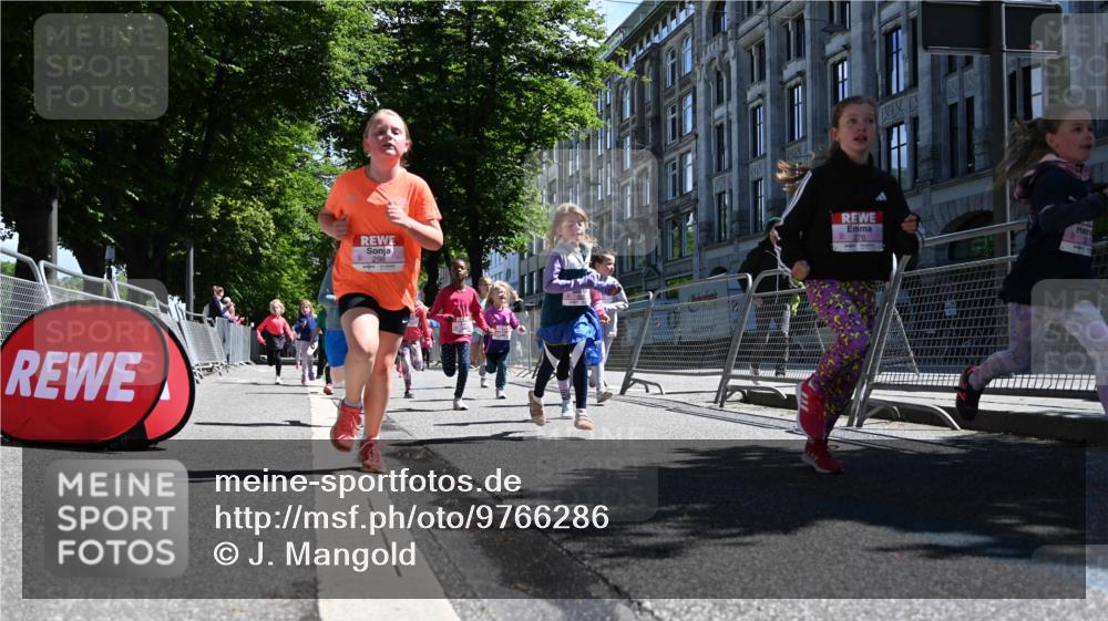 14.06.2026 - REWE Women's Run J. Mangold http://msf.ph/oto/9766286 14.06.2026 11:37:34 Ziel 114, 120, 188, 198, 206, 215, 233, 247, 254, 271, 272, 276, 281, 289, 290, 298, 310, 320, 325, 326, 328, 331, 335, 348, 357, 361, 362, 364, 365, 369 meine-sportfotos.de