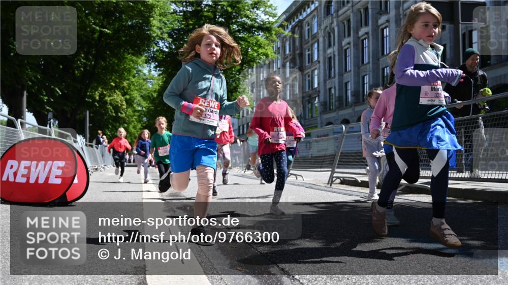 14.06.2026 - REWE Women's Run J. Mangold http://msf.ph/oto/9766300 14.06.2026 11:37:36 Ziel 114, 120, 145, 166, 188, 198, 233, 247, 254, 271, 272, 276, 281, 289, 290, 298, 310, 319, 320, 325, 326, 328, 331, 348, 357, 364, 365, 369 meine-sportfotos.de