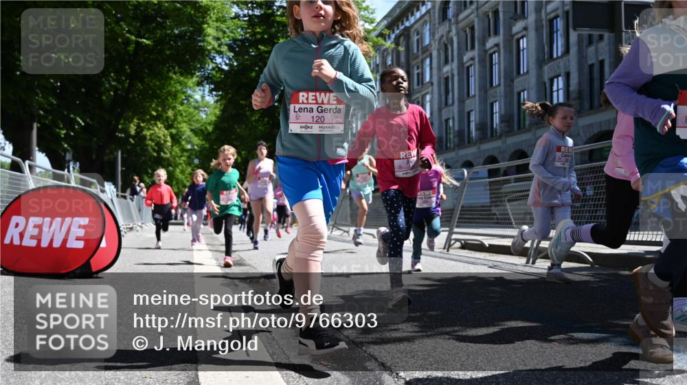 14.06.2026 - REWE Women's Run J. Mangold http://msf.ph/oto/9766303 14.06.2026 11:37:36 Ziel 114, 120, 145, 166, 188, 198, 233, 247, 254, 271, 272, 276, 281, 289, 290, 298, 310, 319, 320, 325, 326, 328, 331, 348, 357, 364, 365, 369 meine-sportfotos.de