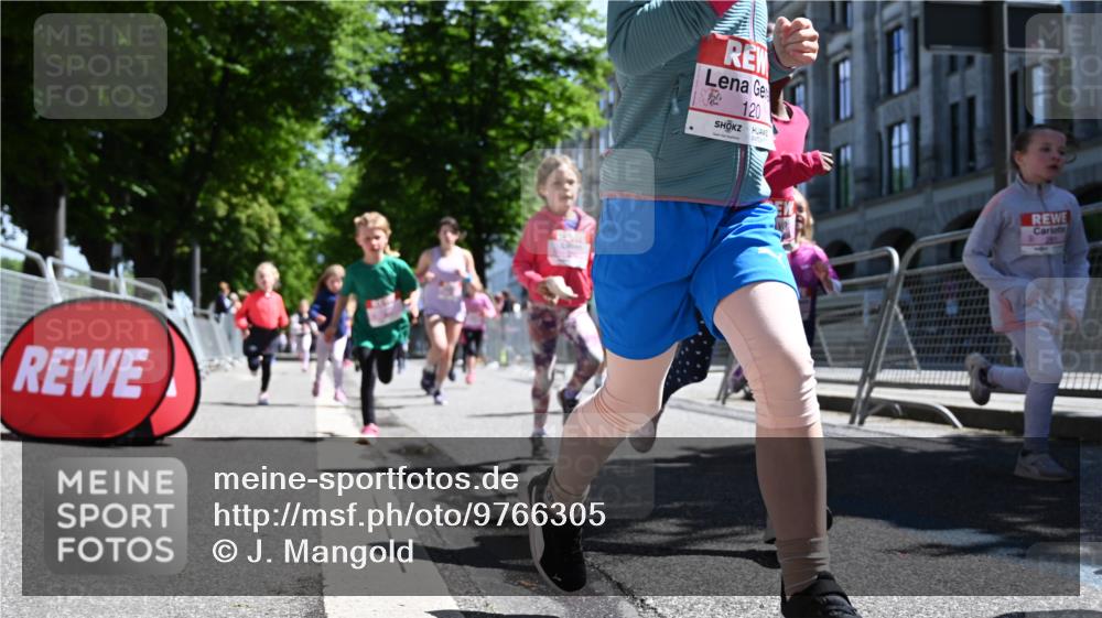 14.06.2026 - REWE Women's Run J. Mangold http://msf.ph/oto/9766305 14.06.2026 11:37:36 Ziel 114, 120, 145, 166, 188, 198, 233, 247, 254, 271, 272, 276, 281, 289, 290, 298, 310, 319, 320, 325, 326, 328, 331, 348, 357, 364, 365, 369 meine-sportfotos.de
