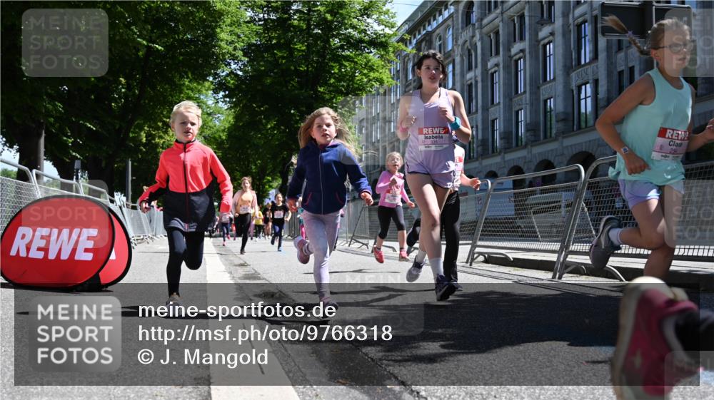 14.06.2026 - REWE Women's Run J. Mangold http://msf.ph/oto/9766318 14.06.2026 11:37:38 Ziel 114, 117, 120, 145, 166, 198, 241, 247, 252, 254, 255, 271, 272, 276, 281, 289, 290, 298, 319, 320, 325, 326, 328, 331, 364, 369 meine-sportfotos.de