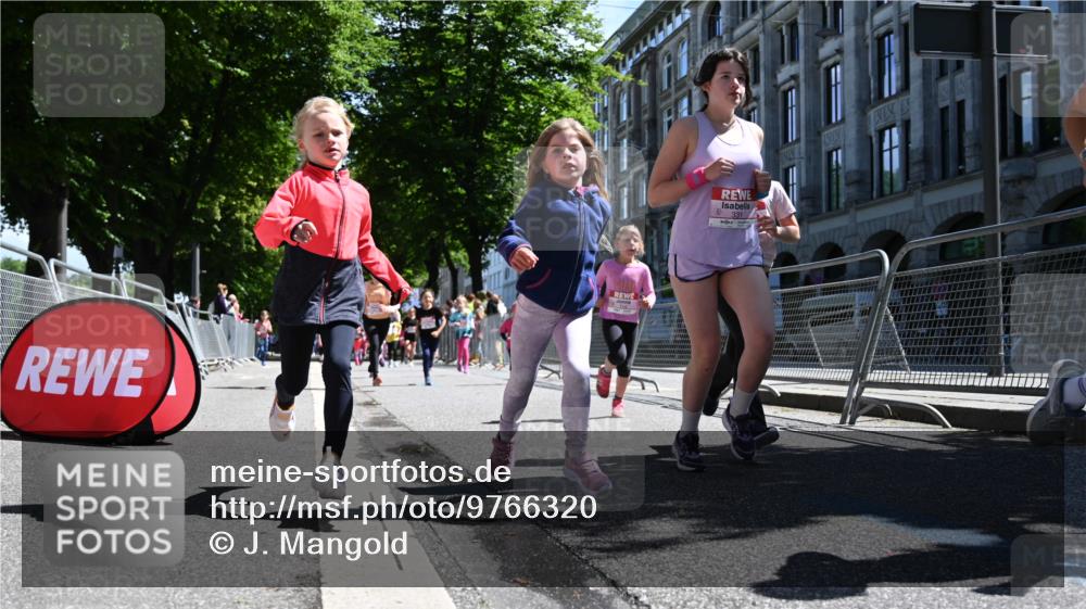 14.06.2026 - REWE Women's Run J. Mangold http://msf.ph/oto/9766320 14.06.2026 11:37:38 Ziel 114, 117, 120, 145, 166, 198, 241, 247, 252, 254, 255, 271, 272, 276, 281, 289, 290, 298, 319, 320, 325, 326, 328, 331, 364, 369 meine-sportfotos.de