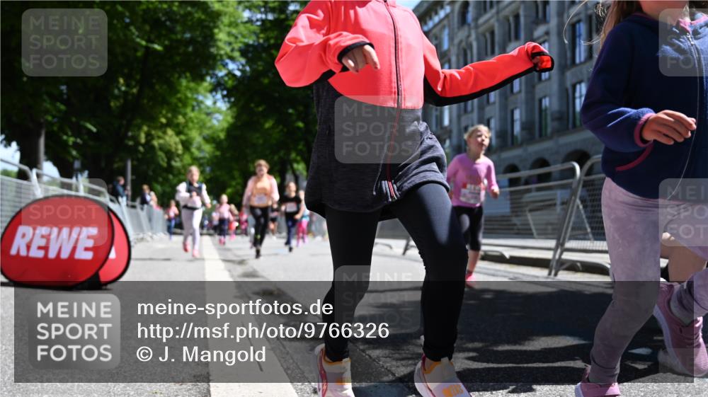 14.06.2026 - REWE Women's Run J. Mangold http://msf.ph/oto/9766326 14.06.2026 11:37:38 Ziel 114, 117, 120, 145, 166, 198, 241, 247, 252, 254, 255, 271, 272, 276, 281, 289, 290, 298, 319, 320, 325, 326, 328, 331, 364, 369 meine-sportfotos.de