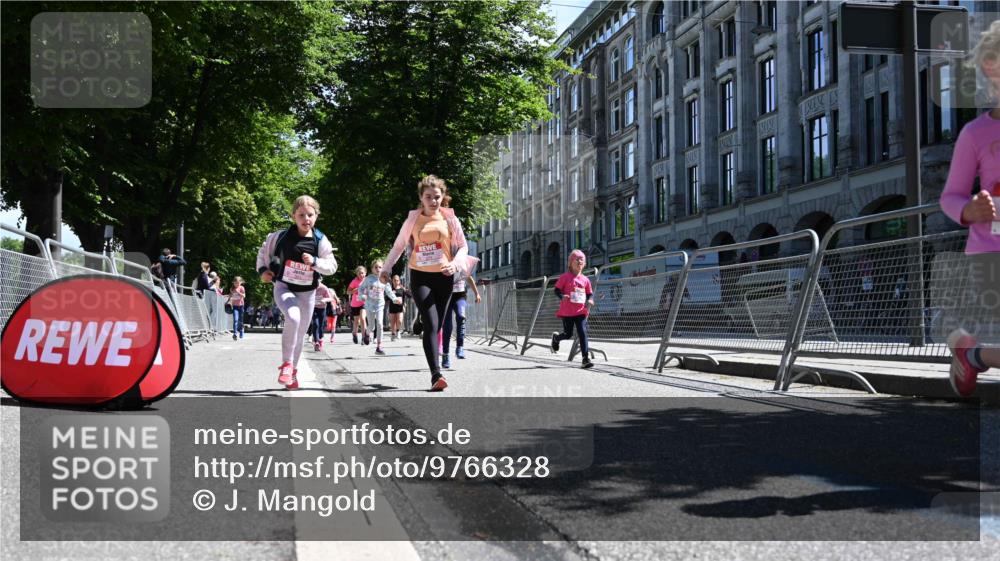 14.06.2026 - REWE Women's Run J. Mangold http://msf.ph/oto/9766328 14.06.2026 11:37:39 Ziel 114, 117, 120, 125, 127, 145, 166, 198, 214, 241, 252, 254, 255, 271, 272, 281, 289, 290, 319, 320, 321, 325, 326, 328, 331, 364, 369 meine-sportfotos.de