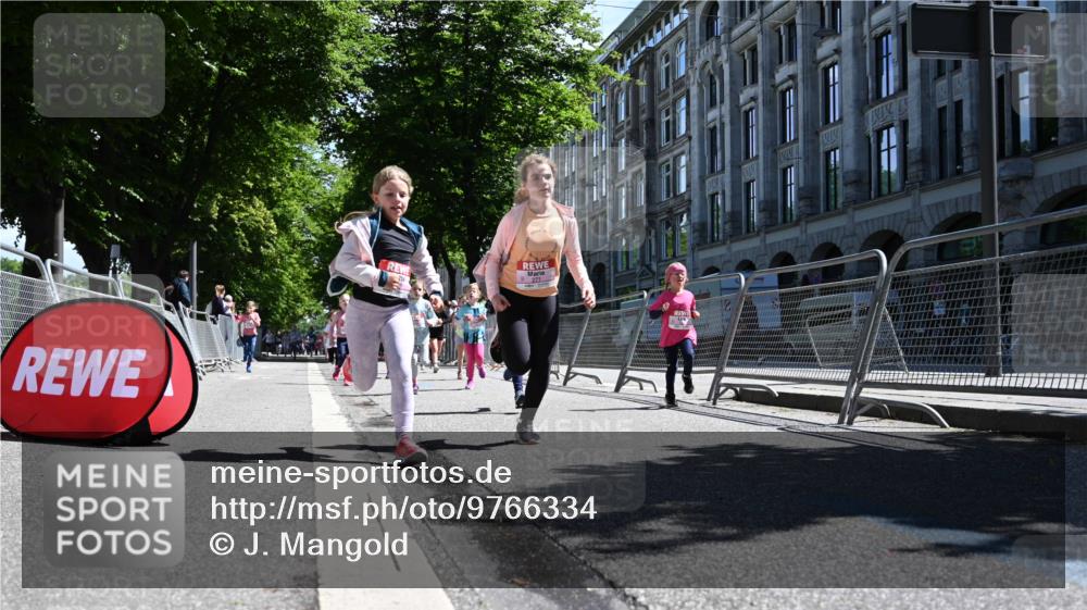 14.06.2026 - REWE Women's Run J. Mangold http://msf.ph/oto/9766334 14.06.2026 11:37:40 Ziel 105, 114, 117, 125, 127, 128, 145, 166, 194, 198, 214, 241, 252, 254, 255, 267, 271, 272, 281, 289, 290, 319, 320, 321, 325, 326, 331, 364, 369 meine-sportfotos.de