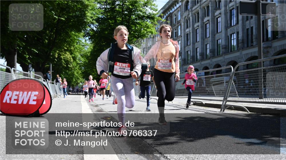 14.06.2026 - REWE Women's Run J. Mangold http://msf.ph/oto/9766337 14.06.2026 11:37:40 Ziel 105, 114, 117, 125, 127, 128, 145, 166, 194, 198, 214, 241, 252, 254, 255, 267, 271, 272, 281, 289, 290, 319, 320, 321, 325, 326, 331, 364, 369 meine-sportfotos.de