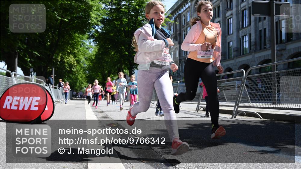 14.06.2026 - REWE Women's Run J. Mangold http://msf.ph/oto/9766342 14.06.2026 11:37:40 Ziel 105, 114, 117, 125, 127, 128, 145, 166, 194, 198, 214, 241, 252, 254, 255, 267, 271, 272, 281, 289, 290, 319, 320, 321, 325, 326, 331, 364, 369 meine-sportfotos.de