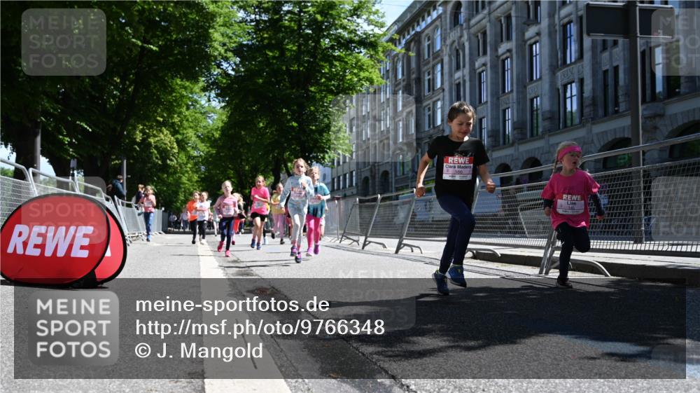 14.06.2026 - REWE Women's Run J. Mangold http://msf.ph/oto/9766348 14.06.2026 11:37:41 Ziel 105, 114, 117, 125, 127, 128, 145, 166, 194, 198, 214, 220, 241, 252, 254, 255, 267, 271, 272, 273, 319, 321, 325, 326, 331, 369 meine-sportfotos.de