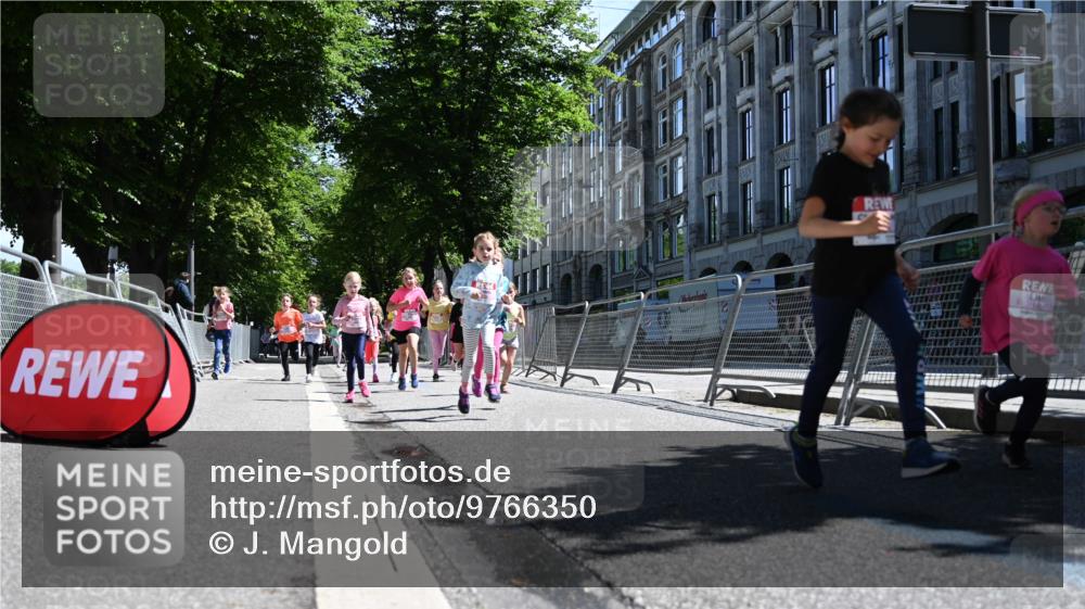 14.06.2026 - REWE Women's Run J. Mangold http://msf.ph/oto/9766350 14.06.2026 11:37:41 Ziel 105, 114, 117, 125, 127, 128, 145, 166, 194, 198, 214, 220, 241, 252, 254, 255, 267, 271, 272, 273, 319, 321, 325, 326, 331, 369 meine-sportfotos.de