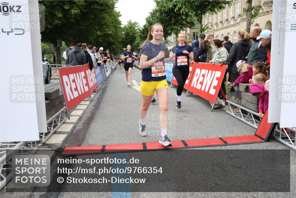 14.06.2026 - REWE Women's Run Strokosch-Dieckow http://msf.ph/oto/9766354 14.06.2026 11:01:40 Ziel 5029, 5046, 5234, 5351, 5648, 5656, 5845, 5966, 6066 meine-sportfotos.de