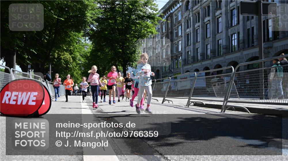 14.06.2026 - REWE Women's Run J. Mangold http://msf.ph/oto/9766359 14.06.2026 11:37:42 Ziel 105, 114, 117, 125, 127, 128, 145, 166, 189, 194, 201, 214, 220, 241, 252, 255, 267, 271, 272, 273, 319, 321, 325, 331 meine-sportfotos.de