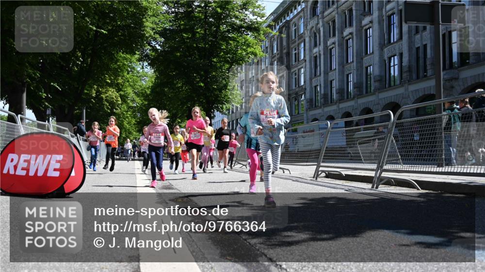 14.06.2026 - REWE Women's Run J. Mangold http://msf.ph/oto/9766364 14.06.2026 11:37:42 Ziel 105, 114, 117, 125, 127, 128, 145, 166, 189, 194, 201, 214, 220, 241, 252, 255, 267, 271, 272, 273, 319, 321, 325, 331 meine-sportfotos.de