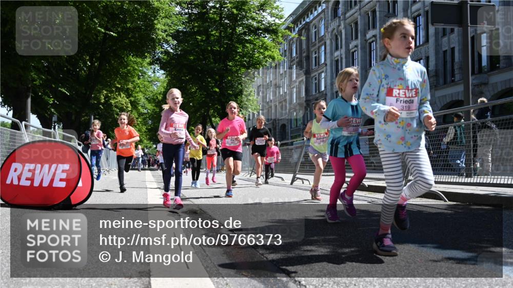 14.06.2026 - REWE Women's Run J. Mangold http://msf.ph/oto/9766373 14.06.2026 11:37:43 Ziel 105, 114, 117, 125, 127, 128, 145, 166, 189, 194, 201, 214, 220, 241, 252, 255, 267, 271, 273, 319, 321, 325 meine-sportfotos.de