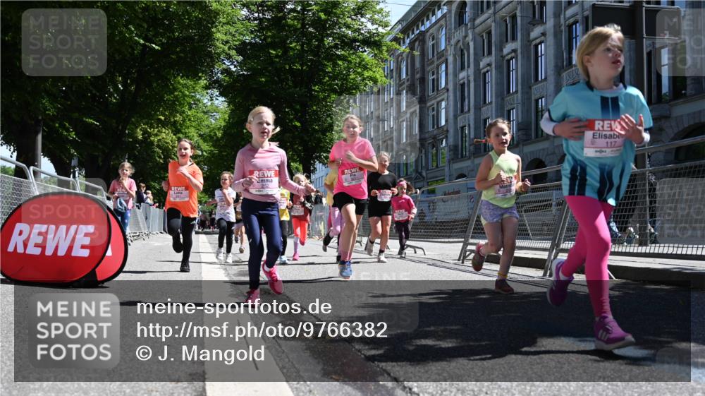 14.06.2026 - REWE Women's Run J. Mangold http://msf.ph/oto/9766382 14.06.2026 11:37:44 Ziel 105, 117, 125, 127, 128, 145, 166, 189, 194, 201, 214, 220, 241, 252, 255, 267, 271, 273, 319, 321, 325, 345 meine-sportfotos.de