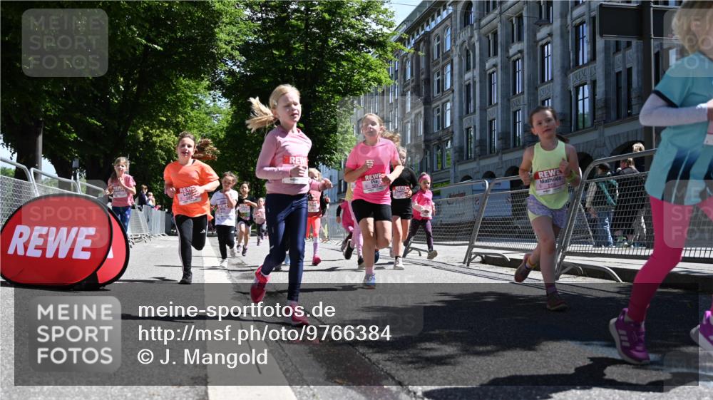 14.06.2026 - REWE Women's Run J. Mangold http://msf.ph/oto/9766384 14.06.2026 11:37:44 Ziel 105, 117, 125, 127, 128, 145, 166, 189, 194, 201, 214, 220, 241, 252, 255, 267, 271, 273, 319, 321, 325, 345 meine-sportfotos.de