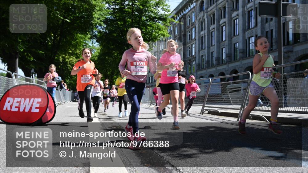 14.06.2026 - REWE Women's Run J. Mangold http://msf.ph/oto/9766388 14.06.2026 11:37:44 Ziel 105, 117, 125, 127, 128, 145, 166, 189, 194, 201, 214, 220, 241, 252, 255, 267, 271, 273, 319, 321, 325, 345 meine-sportfotos.de
