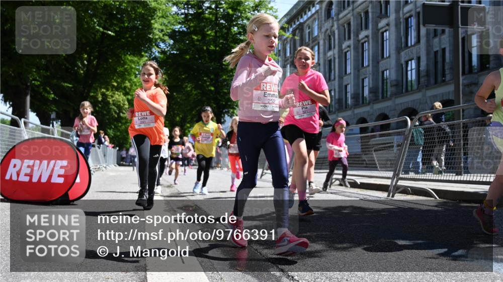 14.06.2026 - REWE Women's Run J. Mangold http://msf.ph/oto/9766391 14.06.2026 11:37:44 Ziel 105, 117, 125, 127, 128, 145, 166, 189, 194, 201, 214, 220, 241, 252, 255, 267, 271, 273, 319, 321, 325, 345 meine-sportfotos.de