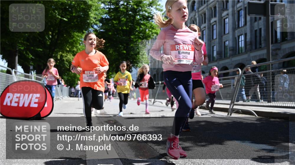 14.06.2026 - REWE Women's Run J. Mangold http://msf.ph/oto/9766393 14.06.2026 11:37:44 Ziel 105, 117, 125, 127, 128, 145, 166, 189, 194, 201, 214, 220, 241, 252, 255, 267, 271, 273, 319, 321, 325, 345 meine-sportfotos.de