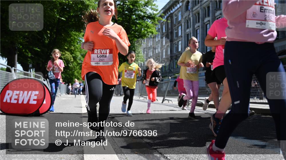 14.06.2026 - REWE Women's Run J. Mangold http://msf.ph/oto/9766396 14.06.2026 11:37:45 Ziel 105, 117, 125, 127, 128, 145, 166, 189, 194, 201, 214, 220, 241, 252, 255, 267, 273, 296, 319, 321, 345 meine-sportfotos.de