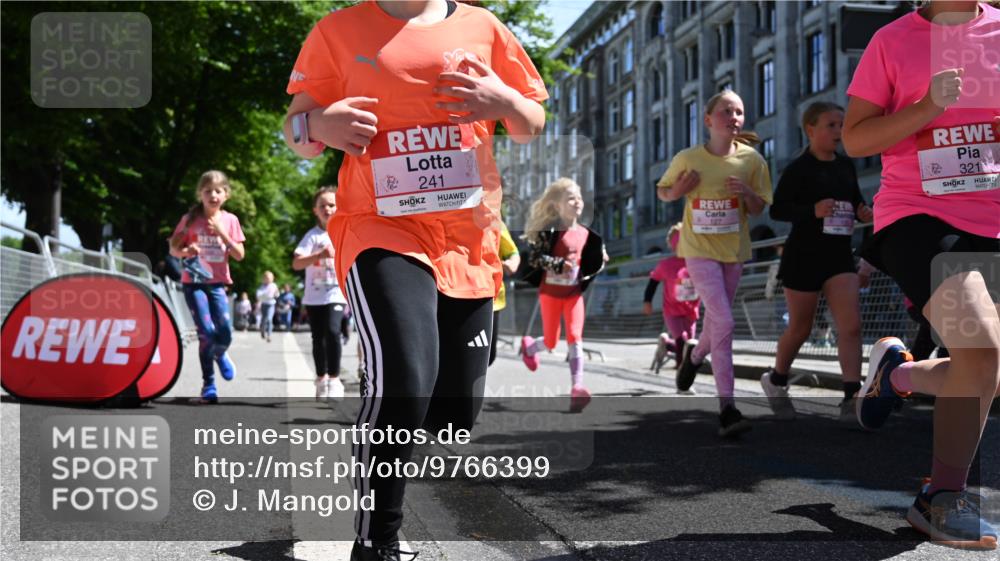 14.06.2026 - REWE Women's Run J. Mangold http://msf.ph/oto/9766399 14.06.2026 11:37:45 Ziel 105, 117, 125, 127, 128, 145, 166, 189, 194, 201, 214, 220, 241, 252, 255, 267, 273, 296, 319, 321, 345 meine-sportfotos.de